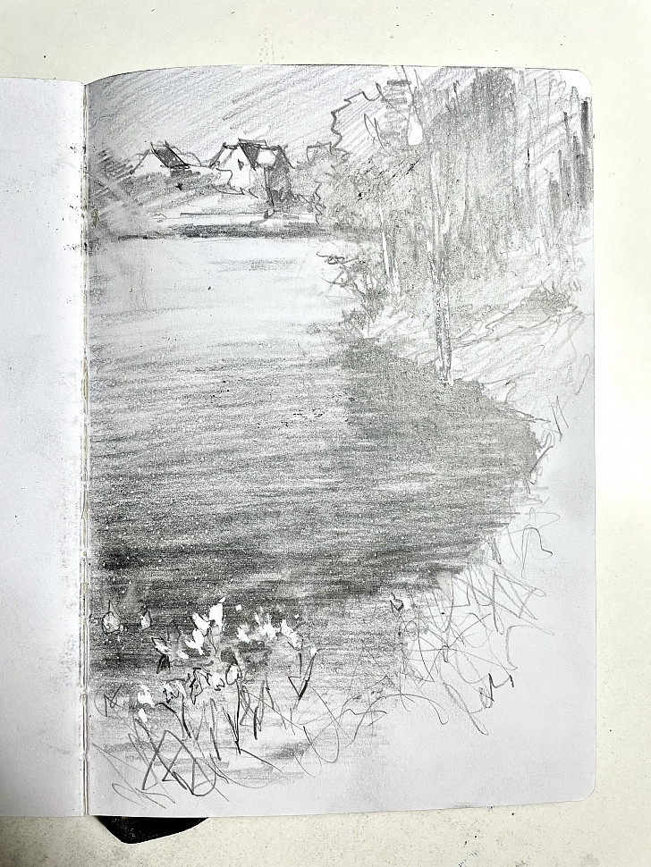Карандашный набросок к акварельному пейзажу с озером и домиками